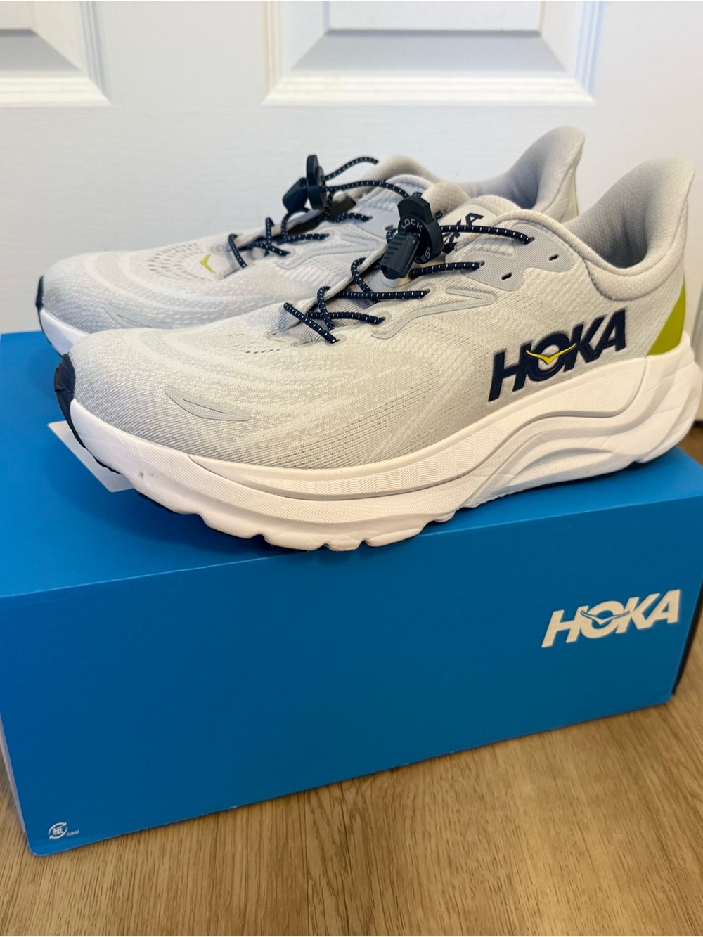 Hoka mens Arahi Light Gray and Yellow-Green Lace Toggle Sneakers
